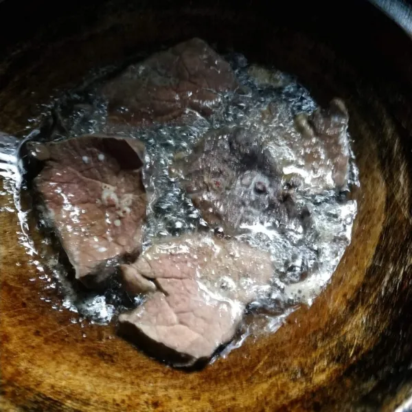 Kemudian goreng paru hingga garing