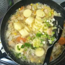 Masukkan tofu, daun bawang, kaldu jamur, dan lada. Tunggu sampai matang. sajikan
