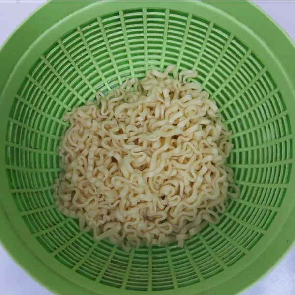 Rebus Mie sampai matang, lalu tiriskan dan beri minyak agar mie menjadi tidak lengket. Sisihkan.