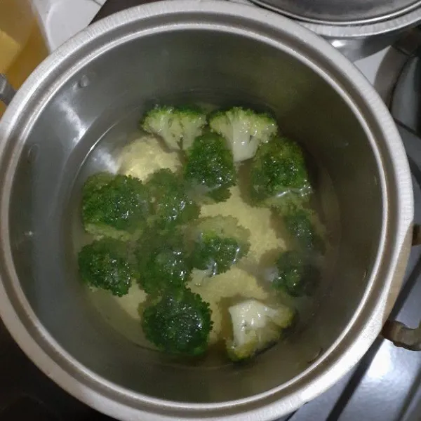 Rendam brokoli dalam air panas dan sedikit garam.