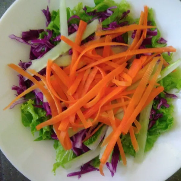 Letakkan selada, kol ungu, timun dan wortel.