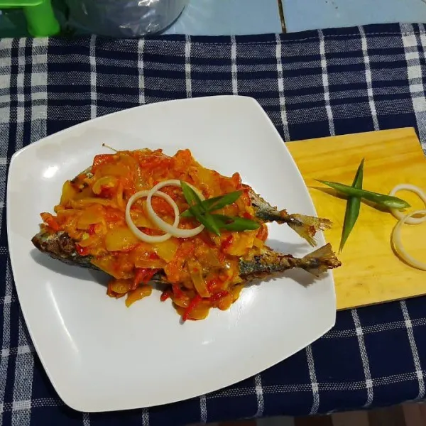 Tata ikan dalam piring lalu siramkan saus di atasnya.