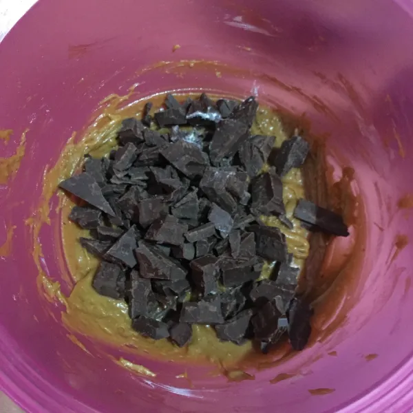 Masukkan dark chocolate chunk (boleh milk chocolate atau choco chips)