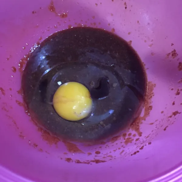 Masukkan 1 butir telur dan vanila essence, aduk kembali sampai adonan solid dan menyatu