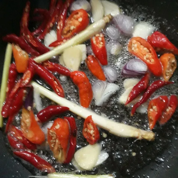 Tumis bawang merah, bawang putih, cabe rawit merah dan serai.