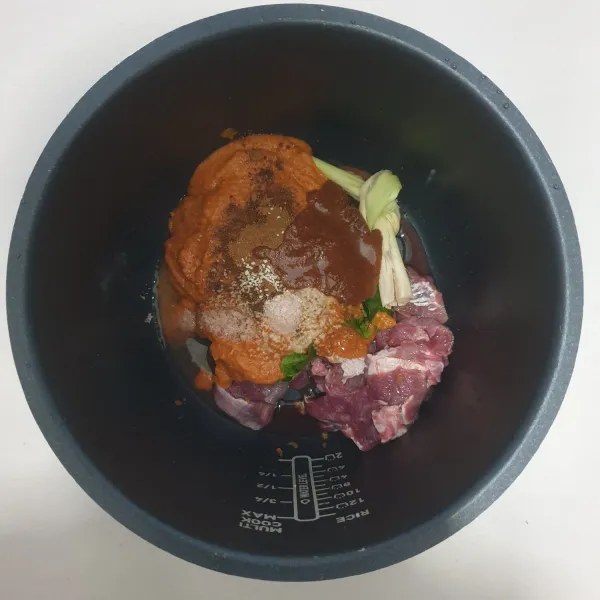 Masukan ke dalam panci Multicooker, daging, bumbu halus, kelapa sangrai yang sudah dihaluskan, serai, daun jeruk, rempah kering, garam dan kaldu jamur.