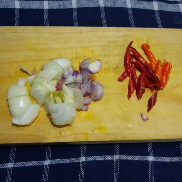 Cincang bawang bombay, bawang merah dan cabai.