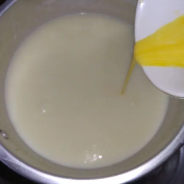 Ambil satu sendok adonan Fla, campur dengan kuning telur, Kemudian masukkan dalam adonan fla. masak hingga terlihat sedikit mengental,angkat dan diamkan hingga panaskan hilang.