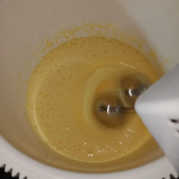 Mixer telur lalu tuang gula pasir dengan 3x tahapan. Tambahkan SP dan BP, mixer hingga putih berjejak