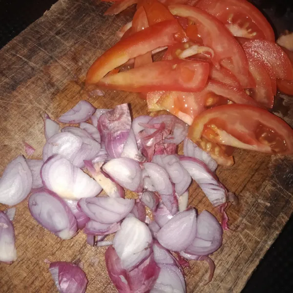 Siapkan tomat dan bawang yang dirajang.