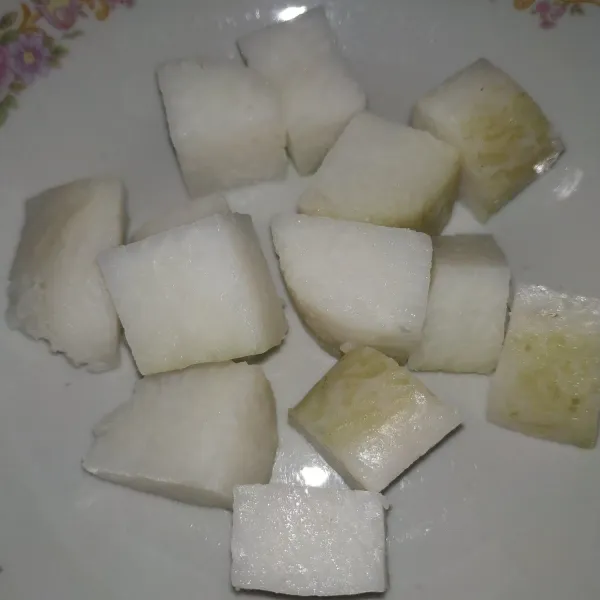 Dalam piring tata lontong, kemudian tuang adonan mie, beri bawang merah, dan kerupuk merah. Sajikan