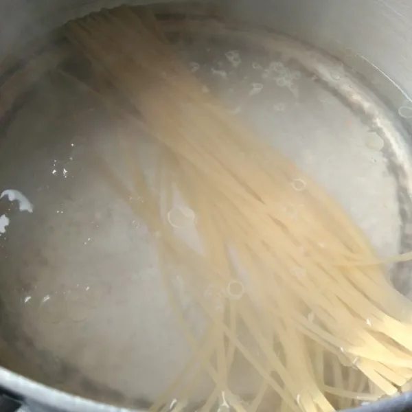 Rebus pasta fettuccine beserta garam dan minyak secukupnya hingga matang, tiriskan