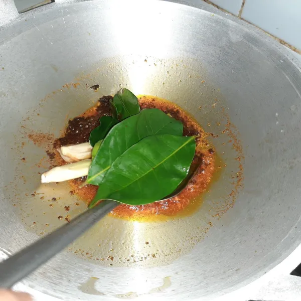 Tambahkan bumbu dapur tadi. Tumis hingga harum.