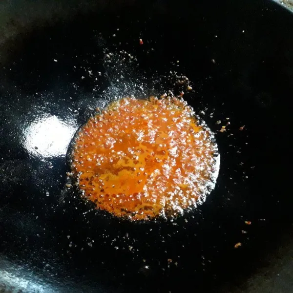 Tumis bumbu halus hingga harum.