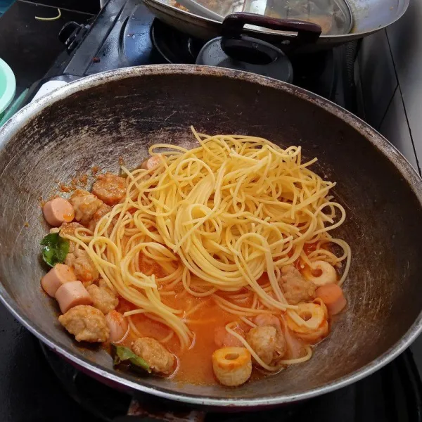 Masukkan spaghetti tambahkan garam, penyedap, aduk rata, koreksi rasa. Tunggu hingga mendidih