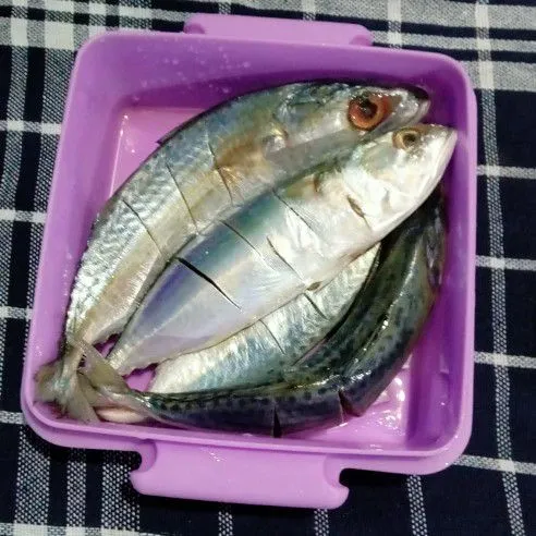 Bersihkan ikan lalu rendam dengan bumbu.