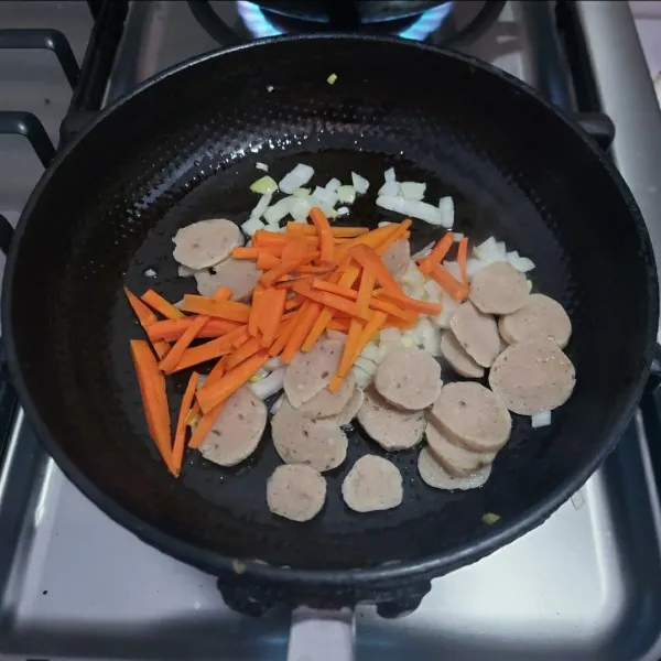 Masukkan wortel dan bakso, kemudian masak sampai matang.