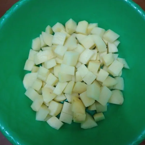 Potong kecil-kecil kentang yang sudah dikupas kulitnya dan cuci bersih.