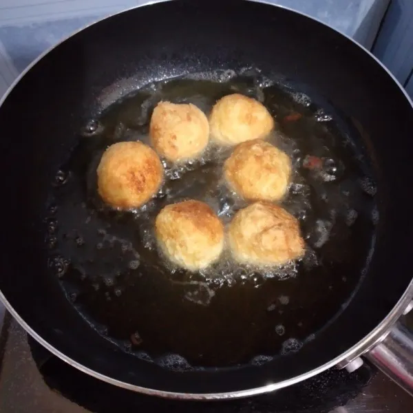 Jika kalian mau goreng, gorenglah dengan minyak panas dan api sedang. Potato Cheese Ball pun siap dihidangkan.