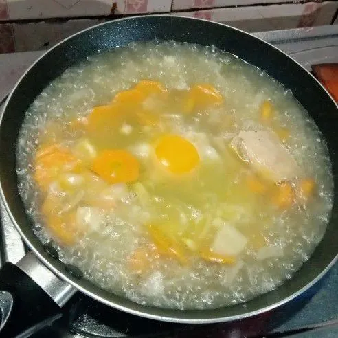 Bila wortel sudah setengah matang, masukkan telur ayam. Aduk-aduk sampai telur tercampur bahan yang lain. Tambahkan garam dan penyedap jamur.