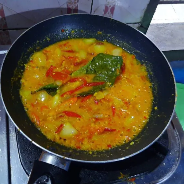 Tambahkan air dan maizena, aduk rata. Angkat.