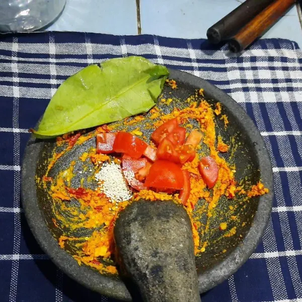 Haluskan bumbu kecuali tomat dan daun salam.