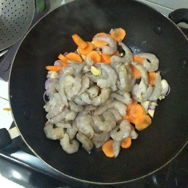 Masukkan udang dan wortel, biarkan selama 10 menit agar kaldu udang keluar