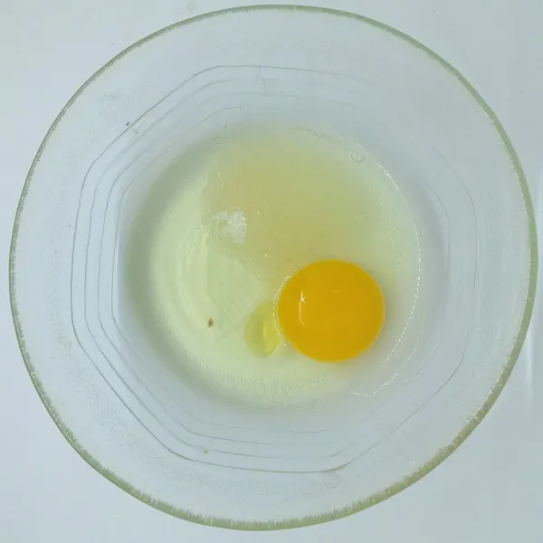 Kocok telur dengan 10 g gula pasir dan madu hingga gula larut.