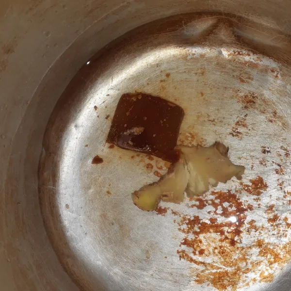 Rebus air, jahe dan gula merah selama 15 menit dengan api kecil.