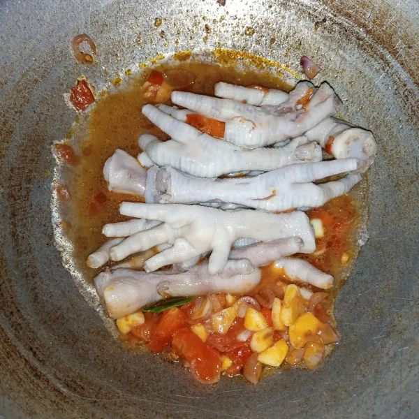 Masukkan Ceker dan air. Aduk rata.