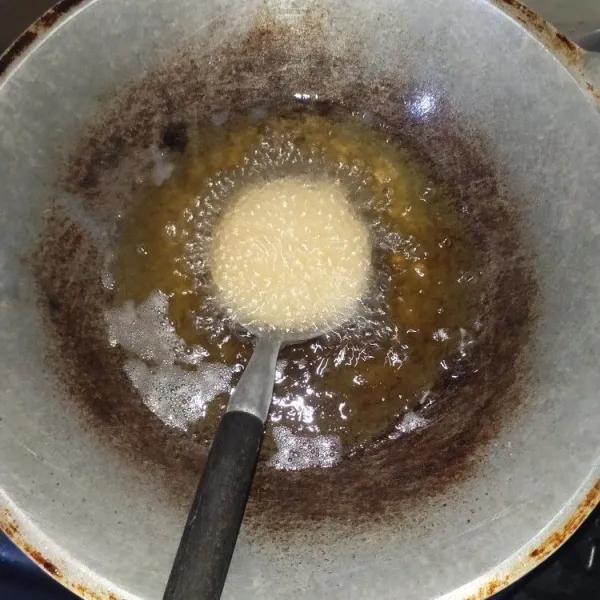 Sebelum menggoreng, basahi cetakan weci dengan minyak goreng. Lalu goreng sampai matang.