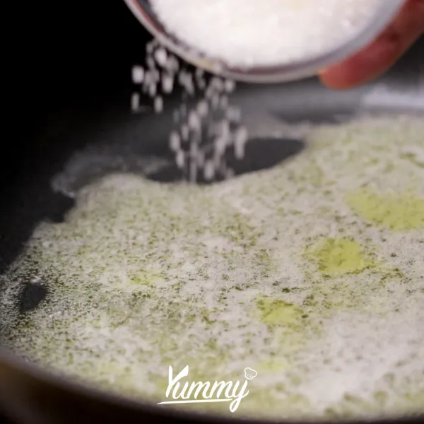 Tambahkan gula pasir, masak di atas api kecil hingga gula larut.