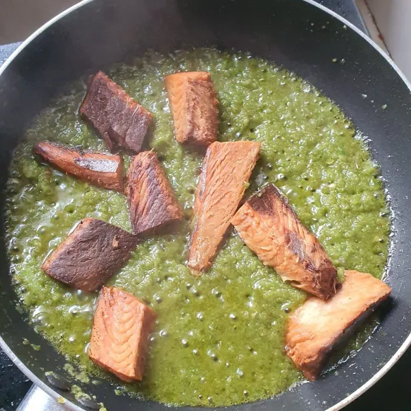 Masukkan tongkol. Aduk rata agar bumbu meresap. Koreksi rasa. Bila perlu tambahkan garam.