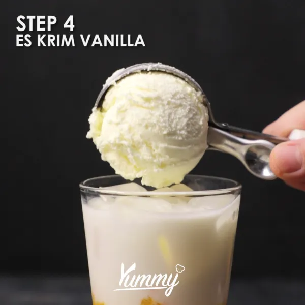 Kemudian tambahkan topping es krim vanilla di atasnya.