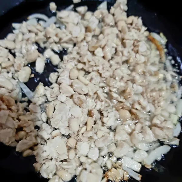 Masukkan tempe yang sudah dihancurkan.