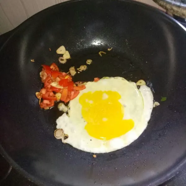 Siapkan pan dan panaskan minyak.Tumis bawang merah dan bawang putih sampai harum,masukan tomat dan telur.Aduk orak arik sampai telur setengah matang