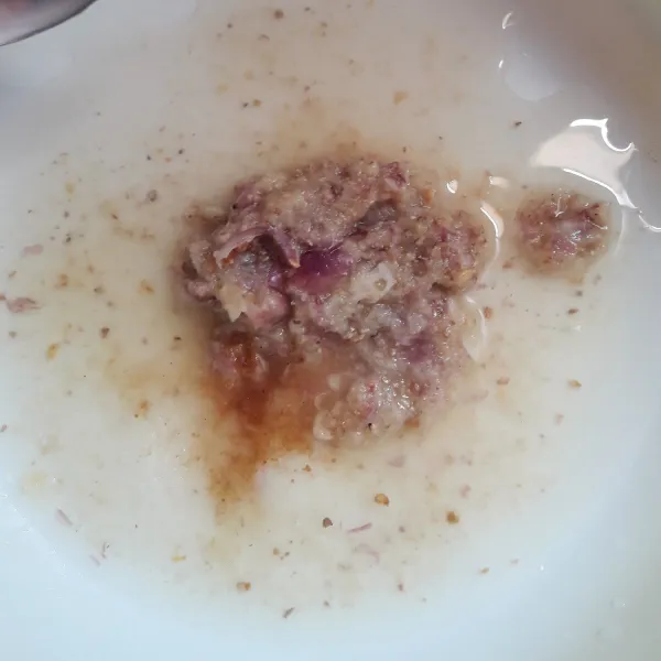 Haluskan bumbu, masukan ke dalam wadah campur dengan air dan garam.