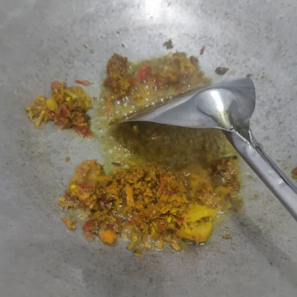 Tumis bumbu halus hingga harum dan matang.