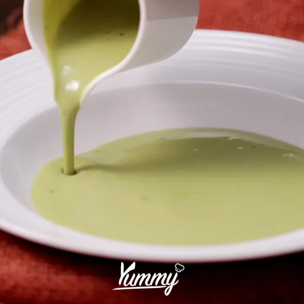 Tuangkan saus vla green tea di atas piring, tata pisang karamel, kismis, keju, dan es krim vanilla. Pisang Karamel Saus Green Tea siap untuk disajikan.