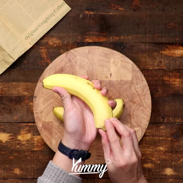 Kupas pisang, kemudian belah menjadi 2 bagian.