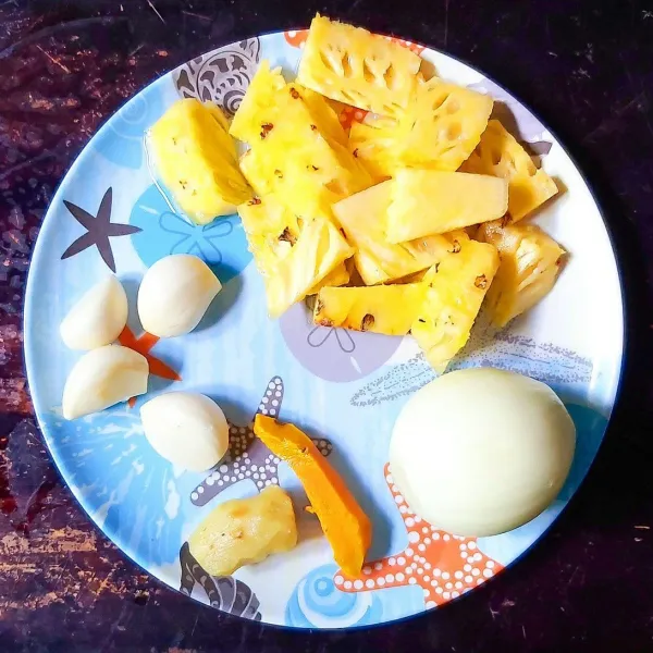 Haluskan bumbu bersama minyak sayur secukupnya, bila teman-teman pakai terasi keping haluskan bersama bumbu.