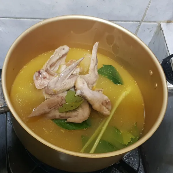 Masukkan ayam dan tambahkan air.