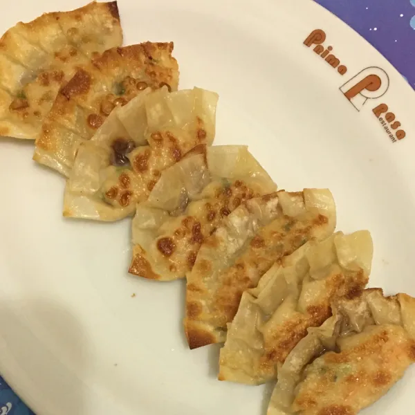 Gyoza siap disajikan dengan soy sauce atau saus sambal sesuai selera.