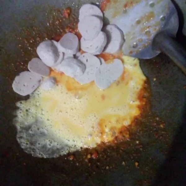 Masukkan telur dan bakso lalu aduk merata.