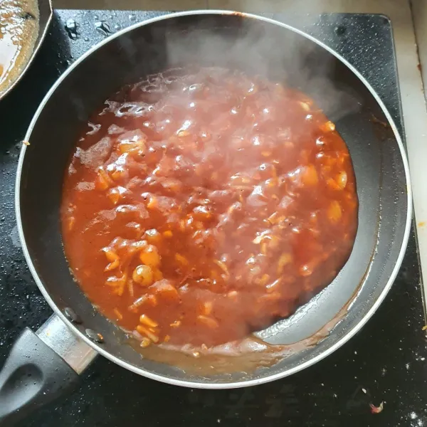 Tambahkan saos tomat, saos barbeque, blackpaper serta air. Masak hingga meletup.