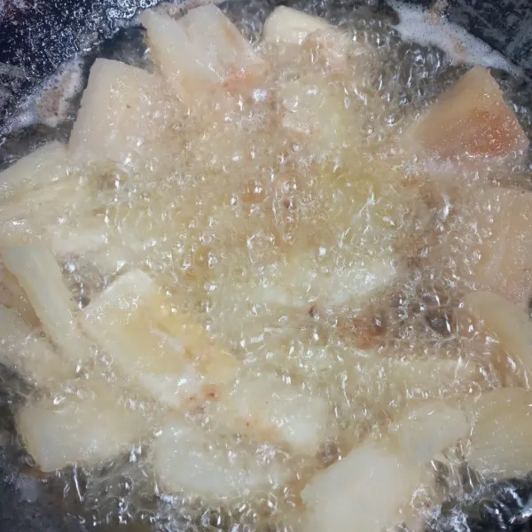 Kupas ubi lalu bersihkan. Potong potong sesuai selera. Masak sebentar hingga ubi setengah matang lalu goreng lagi hingga kecoklatan.