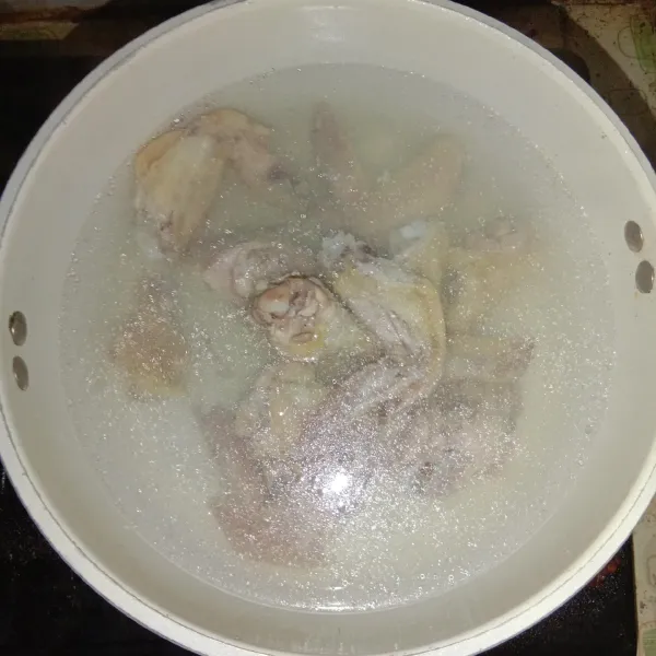 Rebus ayam yang sudah dipotong selama 10 menit atau sampai mengeluarkan kaldu.
