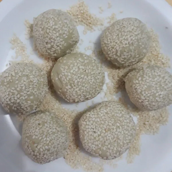 Gulingkan pada biji wijen.