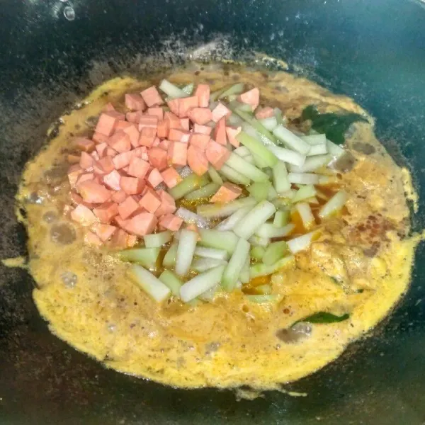 Masukkan labu siam dan ubi, aduk rata dan masak hingga matang.
