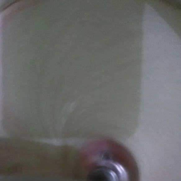 Masukan campuran terigu dan baking powder selang seling dengan susu ultra Strawberry. Matikan mixer masukan pewarna makanan warna pink, aduk balik hingga rata.